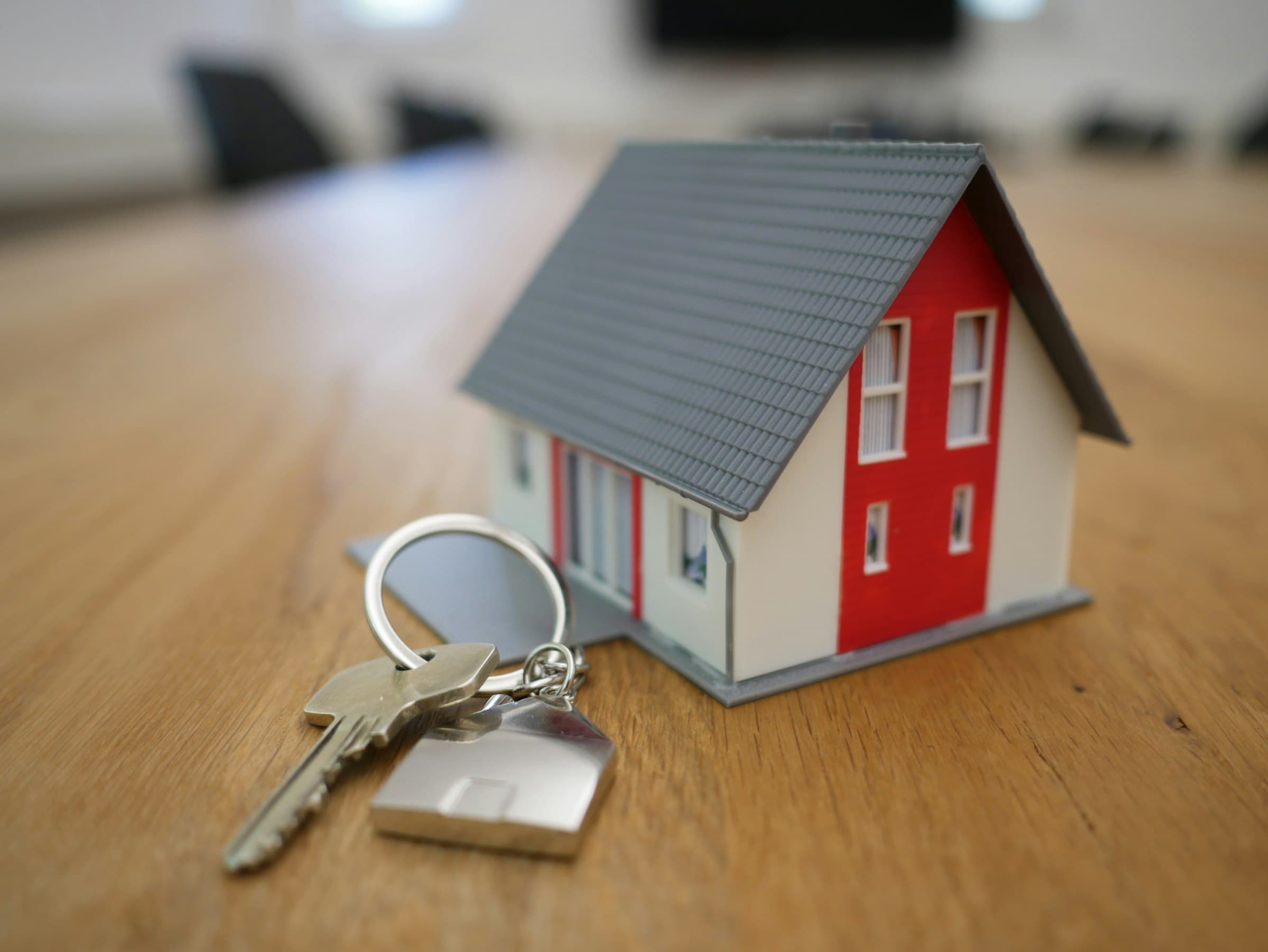House keys on a wooden table, symbolising exchange of contracts on a property sale
